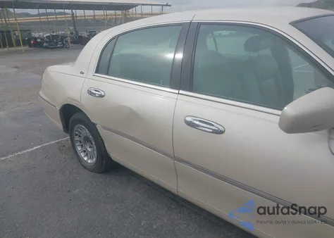 2000 Lincoln Town Car Cartier z USA, uszkodzony, nr VIN 1LNHM83WXYY815787